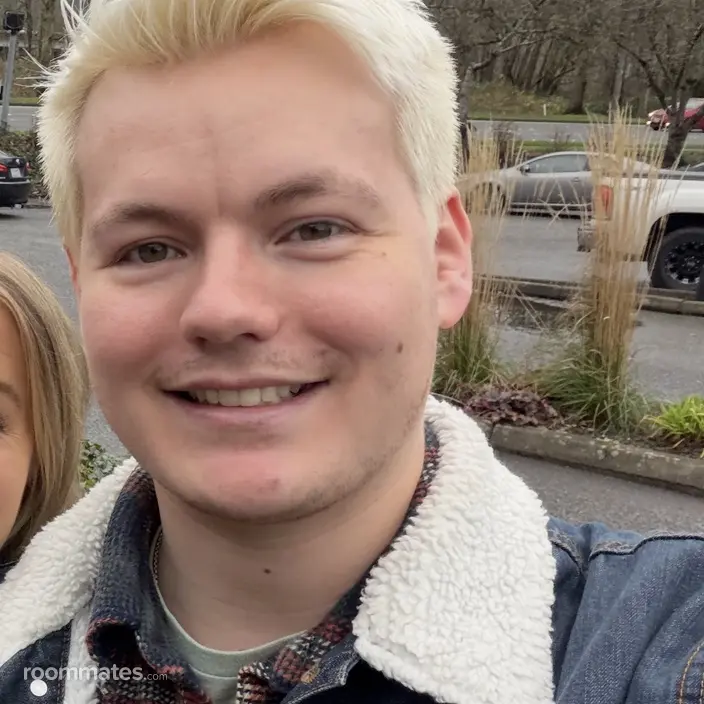 Roommate looking Puyallup, WA, $2000