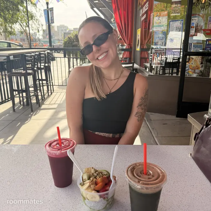 Roommate looking San Diego CA, $1000