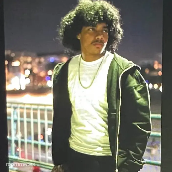 Roommate looking Fresno CA, $1000