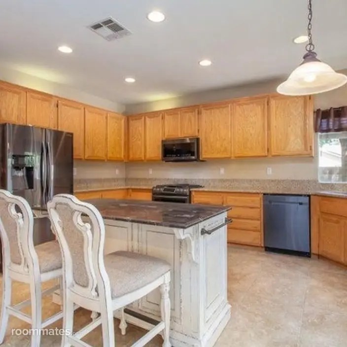 Room for rent in Lancaster, CA $900, house