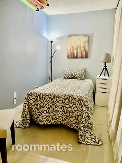 Room for rent in Miami, FL $700, townhouse