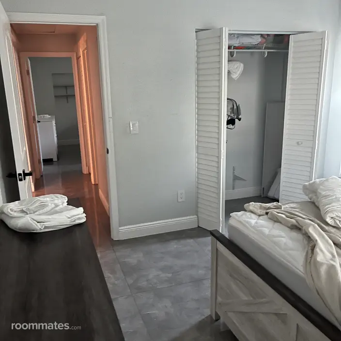 Room for rent in Palm Harbor, FL $1000, house