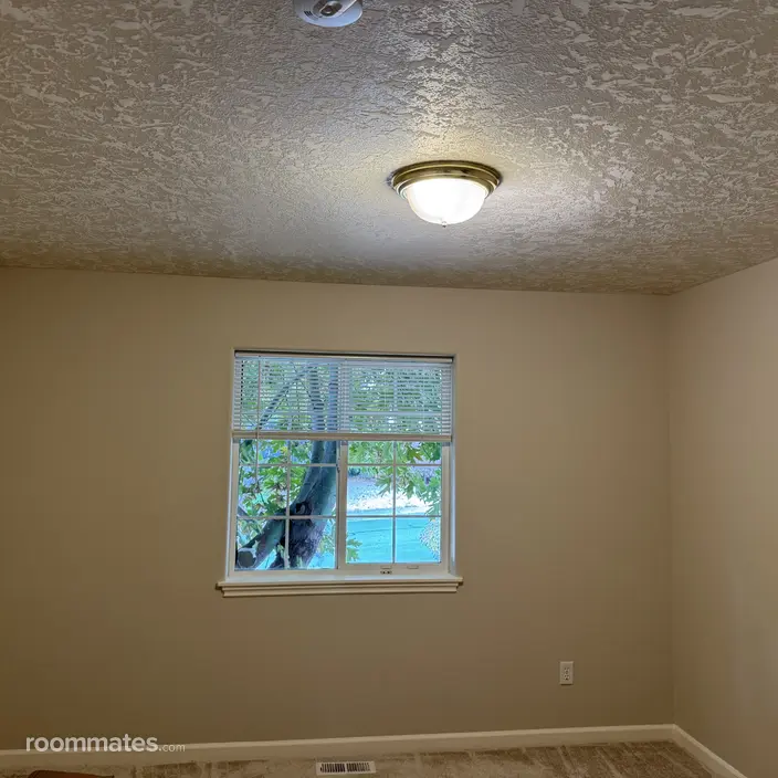 Room for rent in Salem, OR $880, house