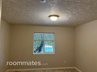 Room for rent in Salem, OR $880, house