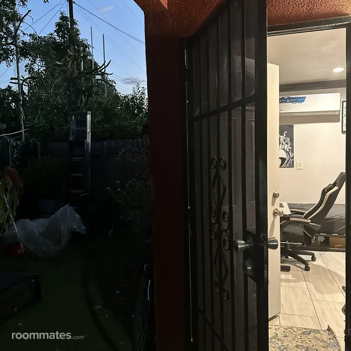 Room for rent in Pomona, CA $600, other