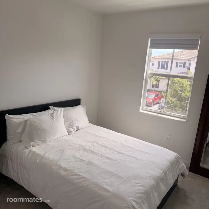 Room for rent in Miami, FL $1200, house