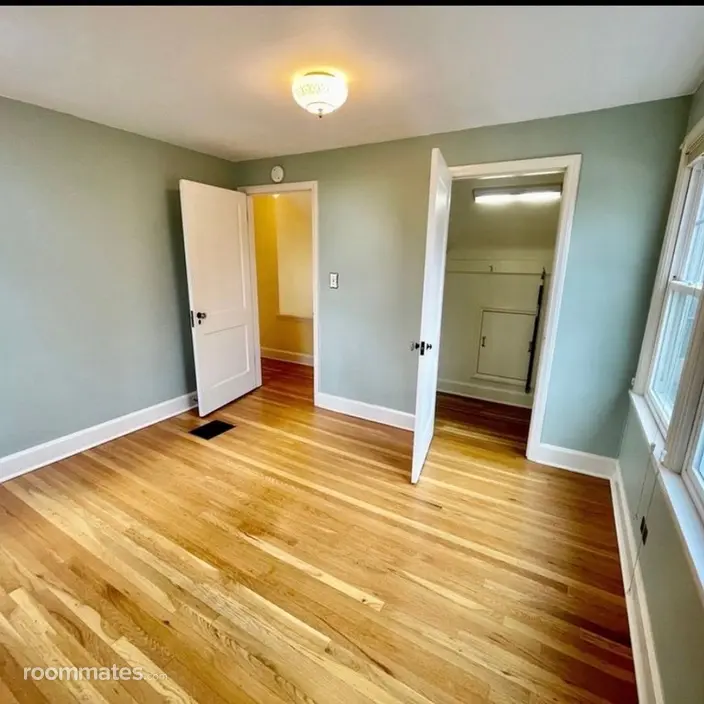Room for rent in Portland, OR $1000, house