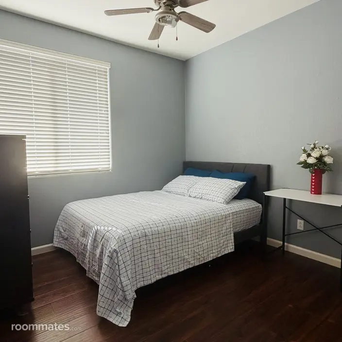 Room for rent in Elk Grove, CA $900, house