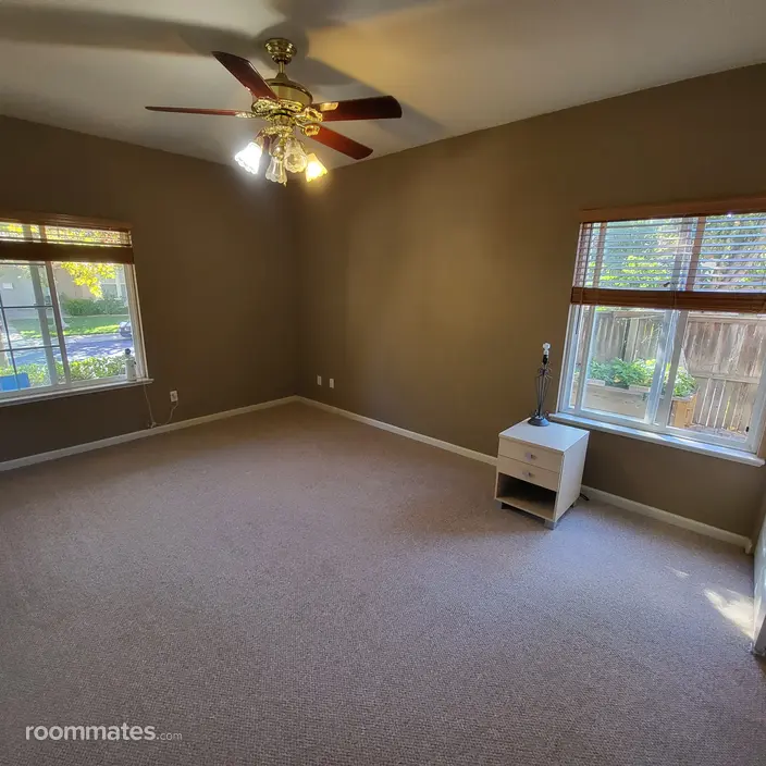 Room for rent in Elk Grove, CA $1300, house
