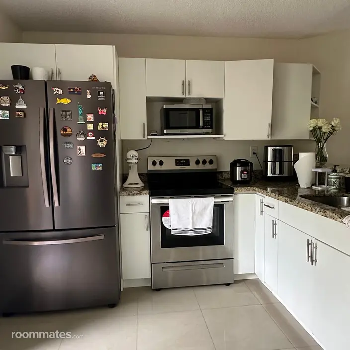 Room for rent in Miami, FL $950, house