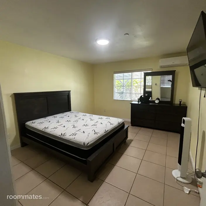 Room for rent in Garden Grove, CA $1500, house