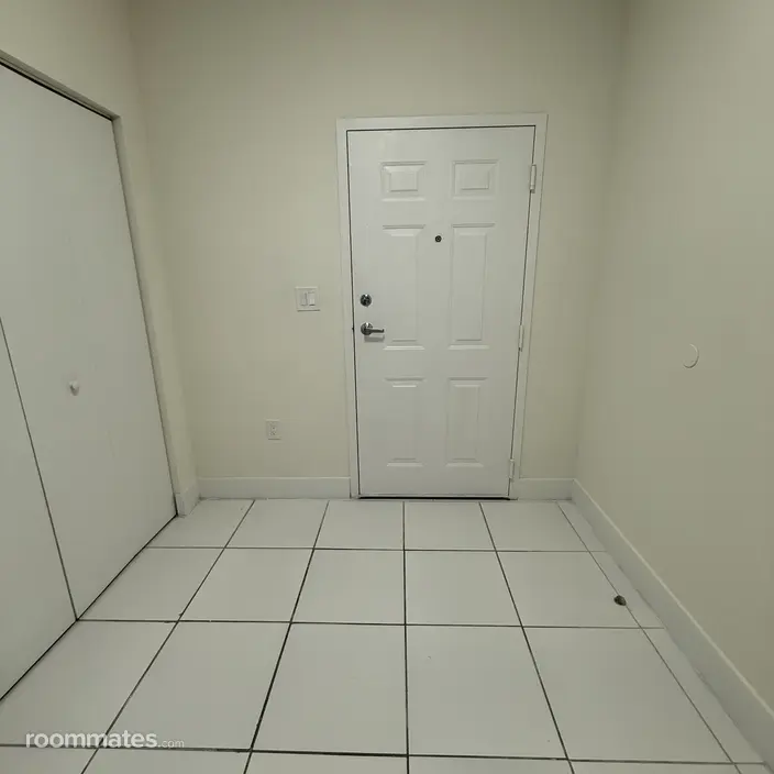 Room for rent in Miami, FL $1000, condo