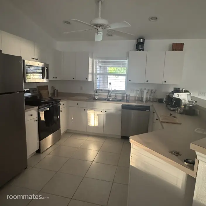 Room for rent in Sarasota, FL $700, house
