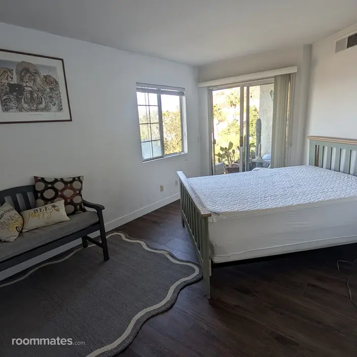 Room for rent in San Diego, CA $1275, condo