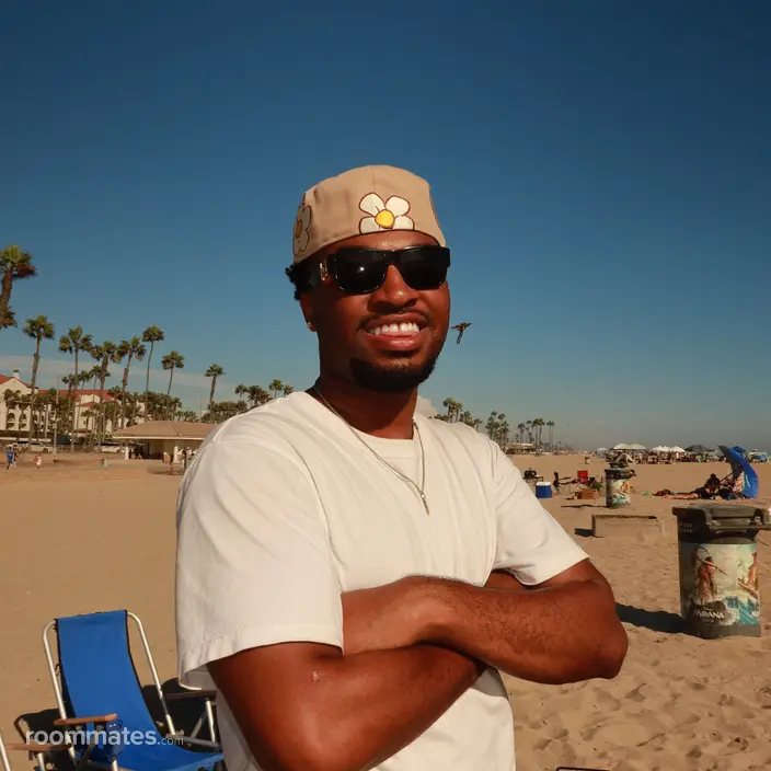 Roommate looking Huntington Beach CA, $2000