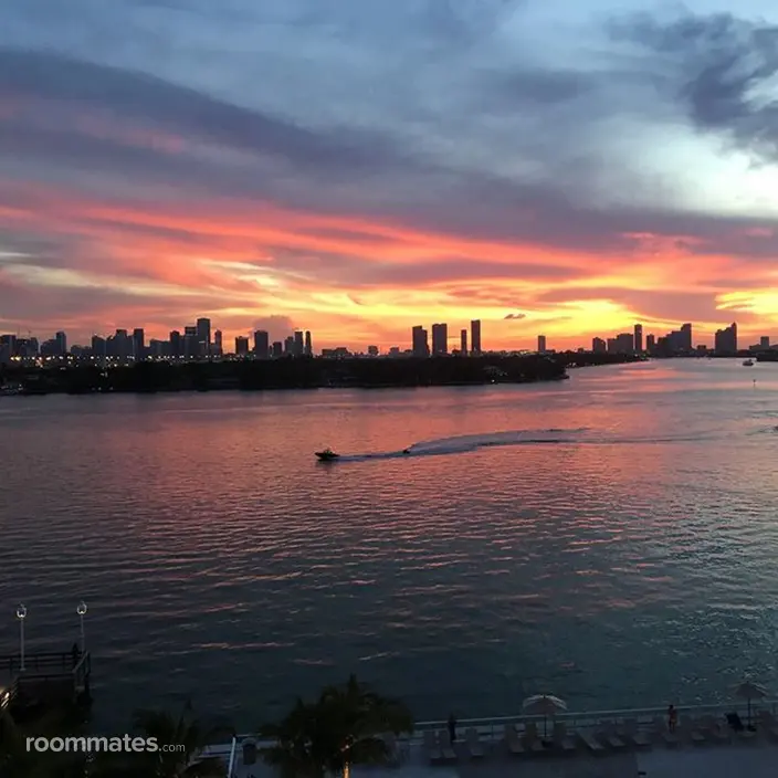 Room for rent in Miami Beach, FL $2000, condo