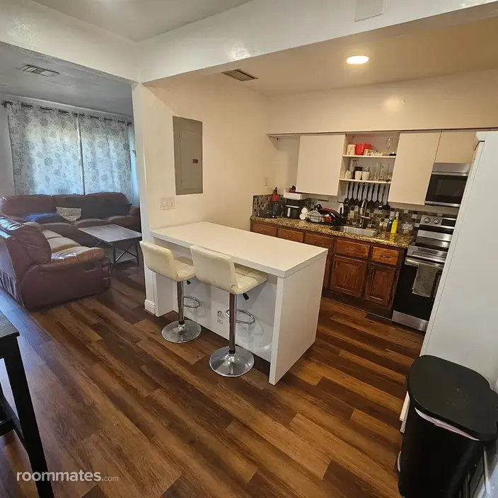 Room for rent in Miami, FL $1075, house