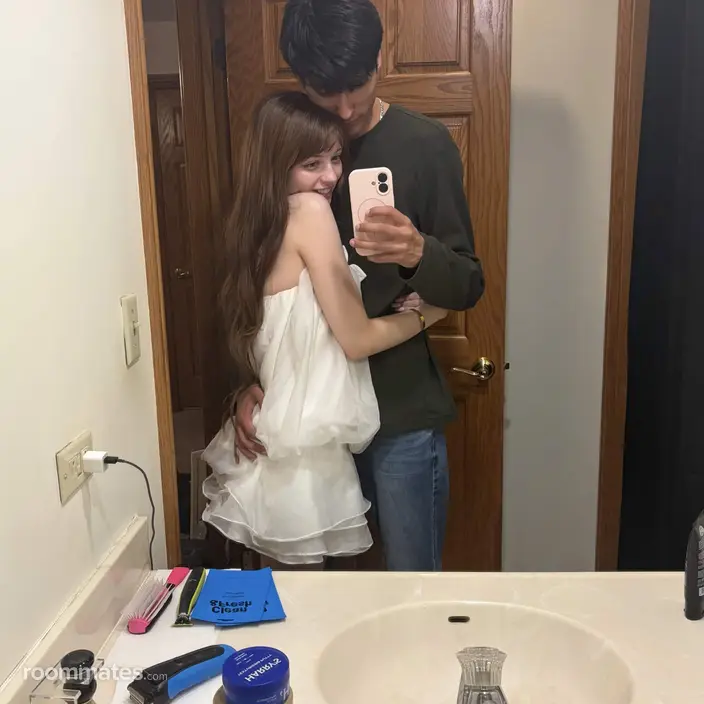 Roommate looking Lake In The Hills, IL, $1200