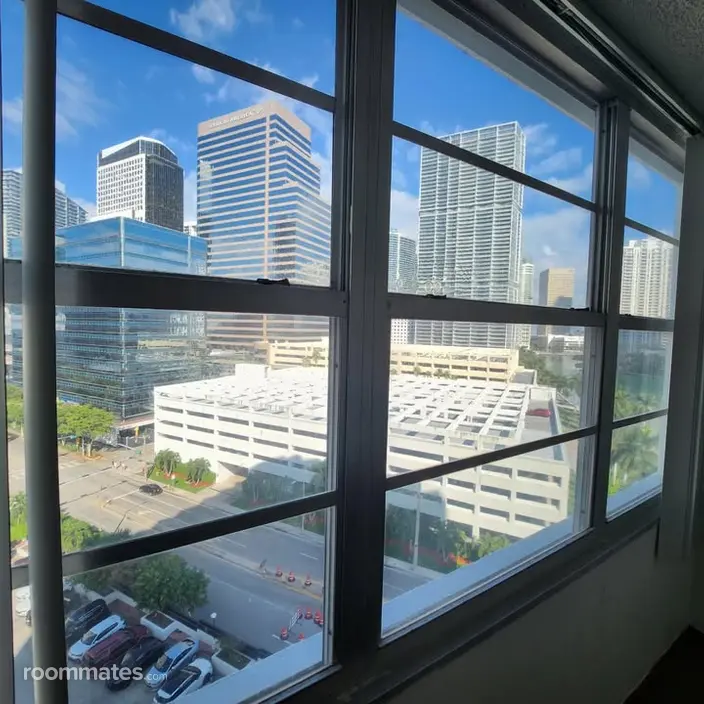 Room for rent in Miami, FL $1300, condo