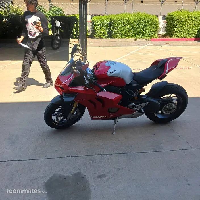 Roommate looking San Carlos, CA, $1300