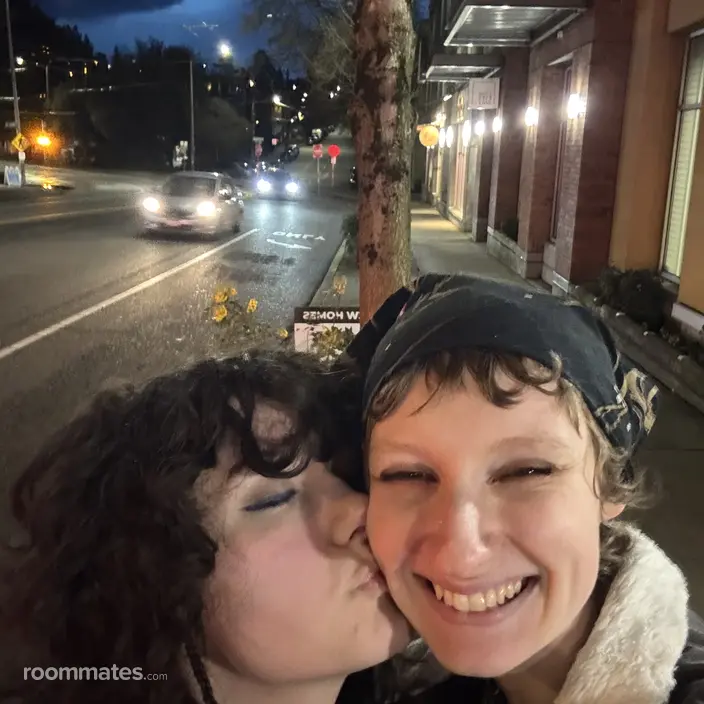 Roommate looking Seattle, WA, $1000