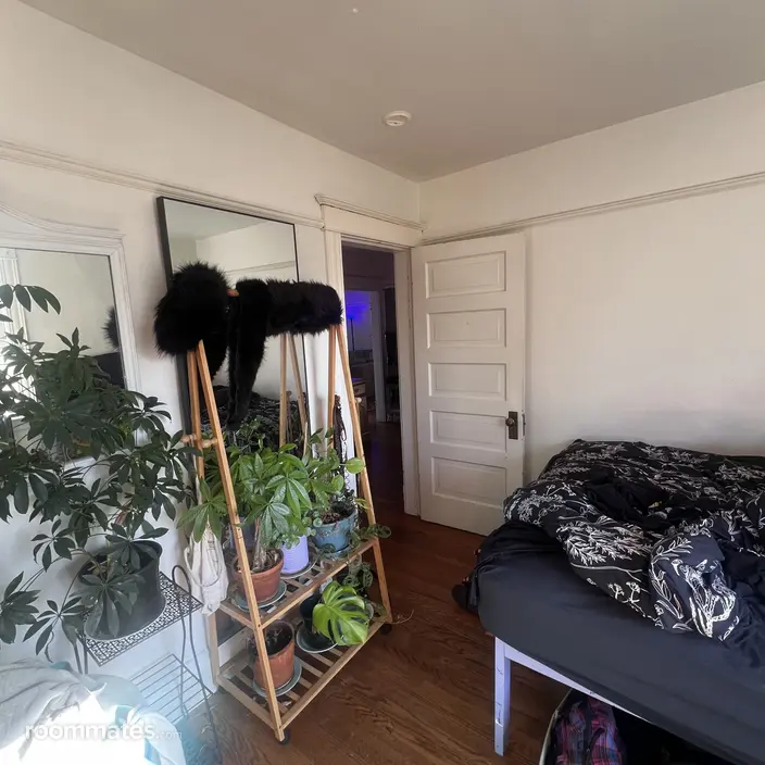 Room for rent in Portland, OR $528, house