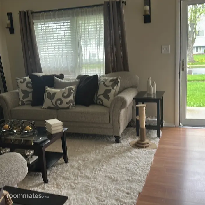 Room for rent in Glenwood, IL $1200, house
