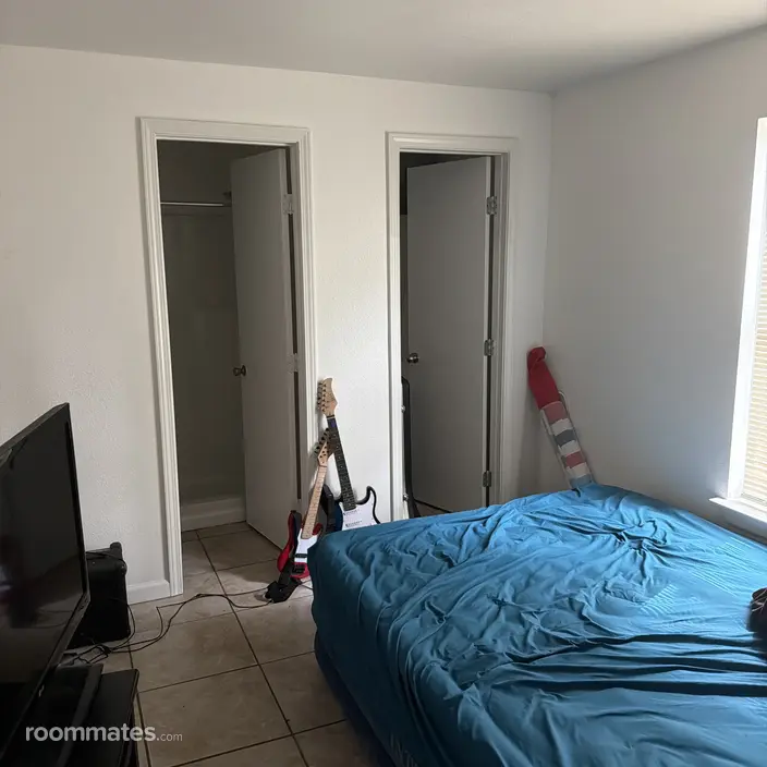Room for rent in Pensacola, FL $800, house