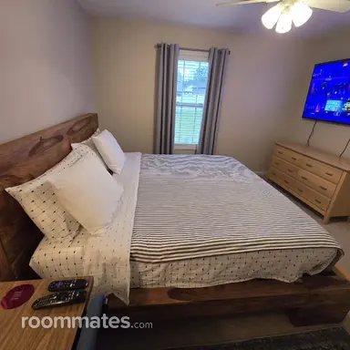 Room for rent in Knoxville, TN $1000, house
