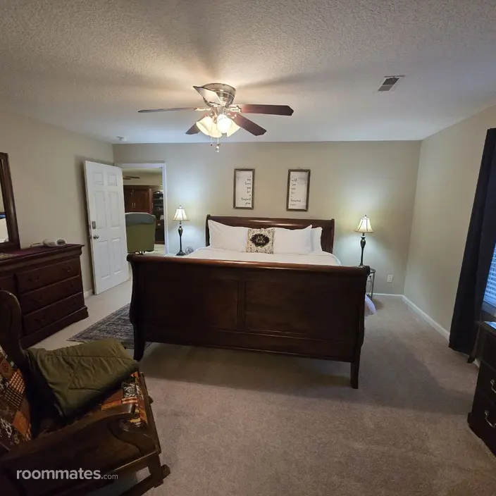 Room for rent in Knoxville, TN $1200, house