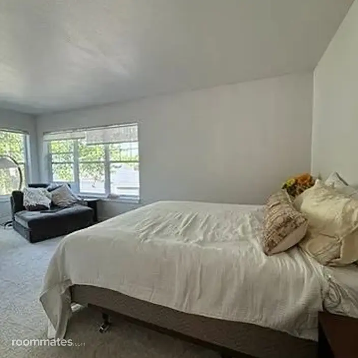 Room for rent in Portland, OR $1000, townhouse