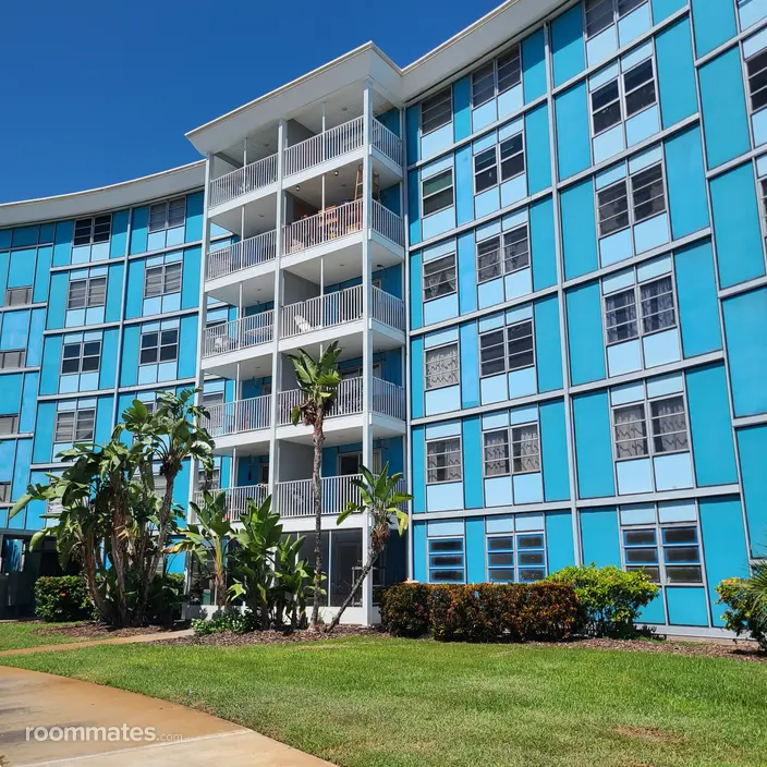 Room for rent in St. Petersburg, FL $950, condo