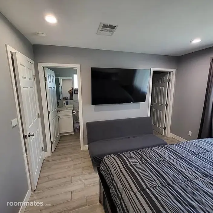 Room for rent in Anaheim, CA $1000, house