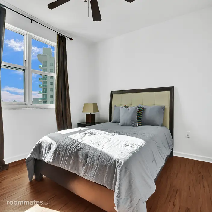 Room for rent in Miami Beach, FL $1700, condo