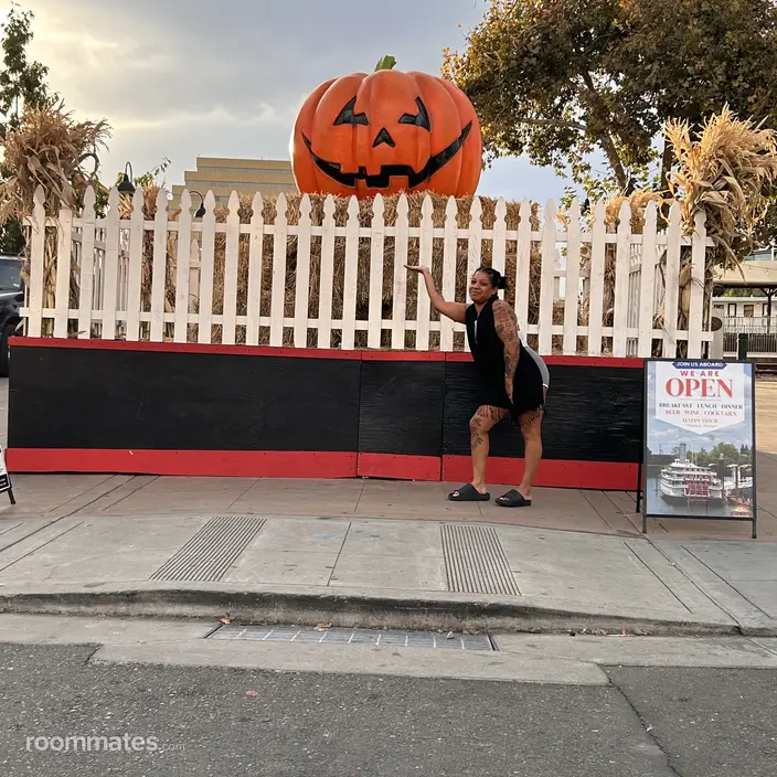 Roommate looking Fresno CA, $1000