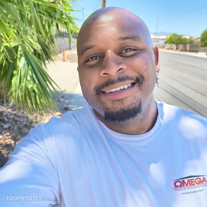 Roommate looking Riverside, CA, $2000