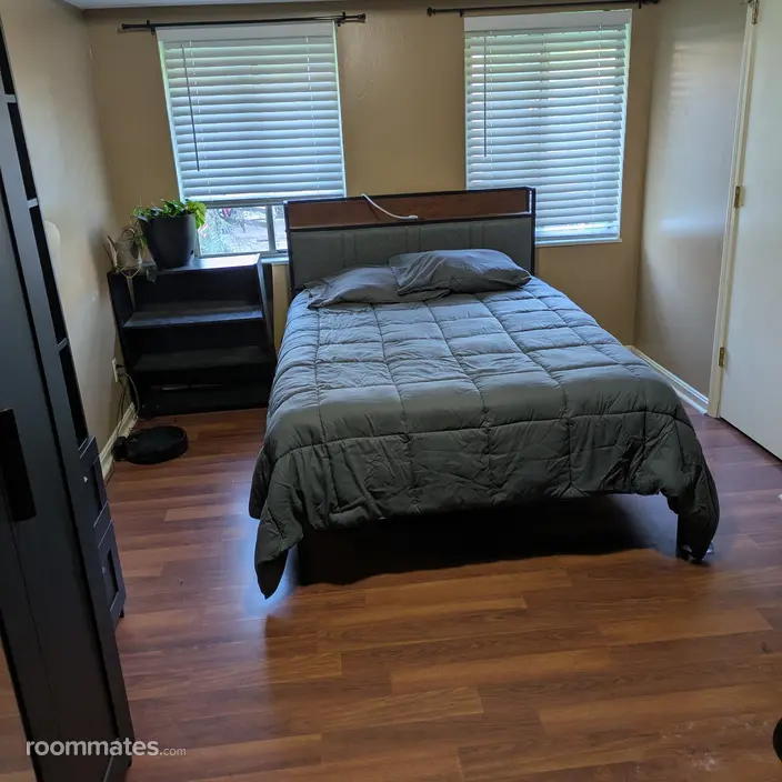 Room for rent in Louisville, KY $800, townhouse