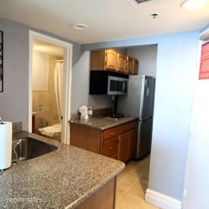 Room for rent in Miami Beach, FL $1100, condo