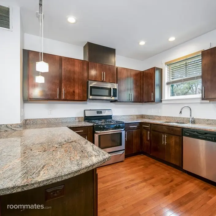 Room for rent in Camden, NJ $925, townhouse