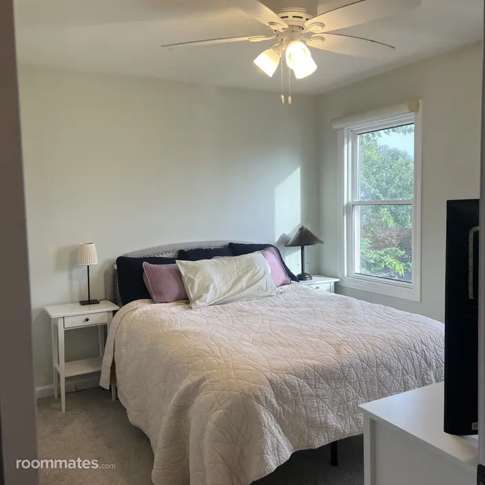 Room for rent in North Aurora, IL $1000, house