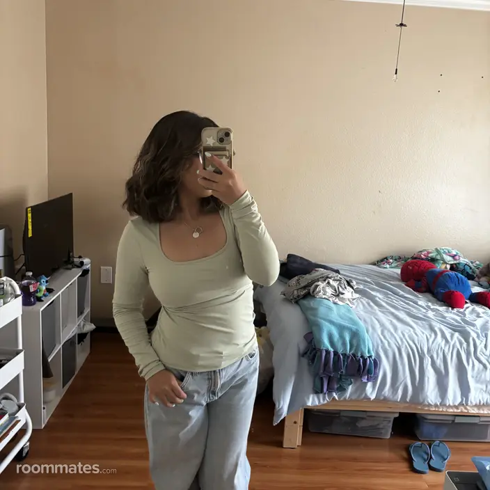 Roommate looking Riverside, CA, $700