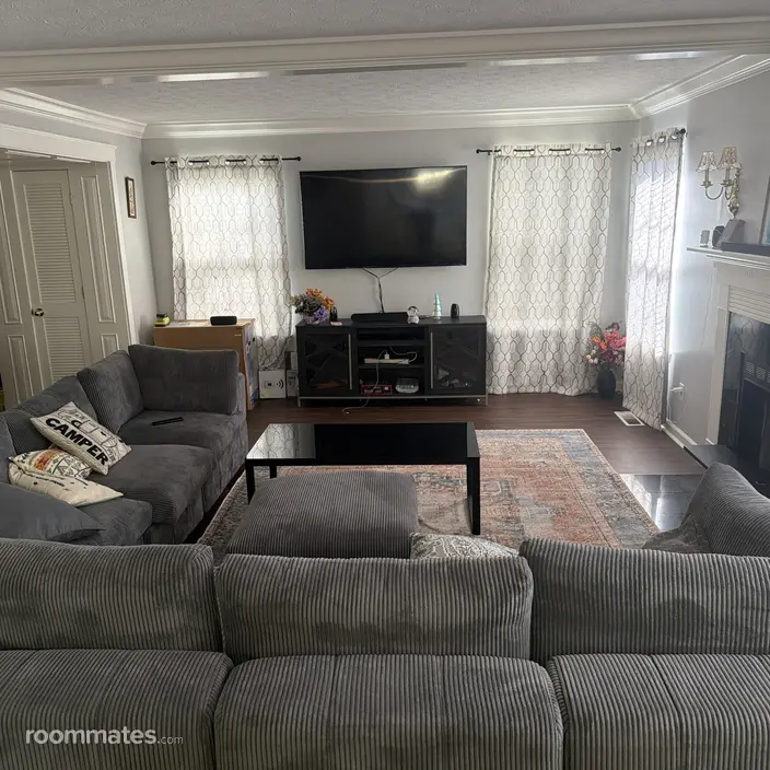 Room for rent in Indianapolis, IN $1000, house