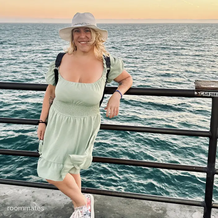 Roommate looking Huntington Beach, CA, $1400