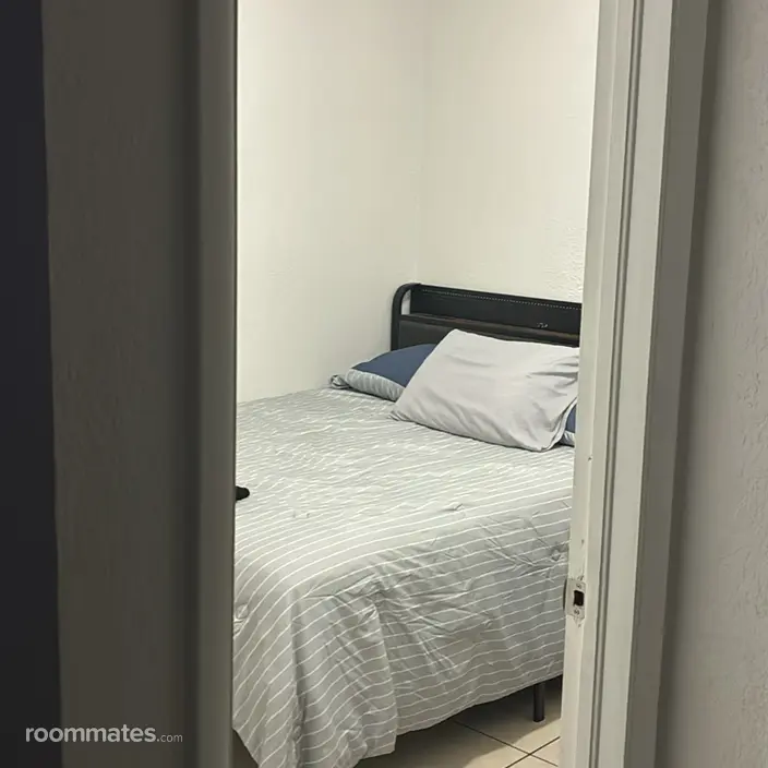 Room for rent in North Miami, FL $800, house