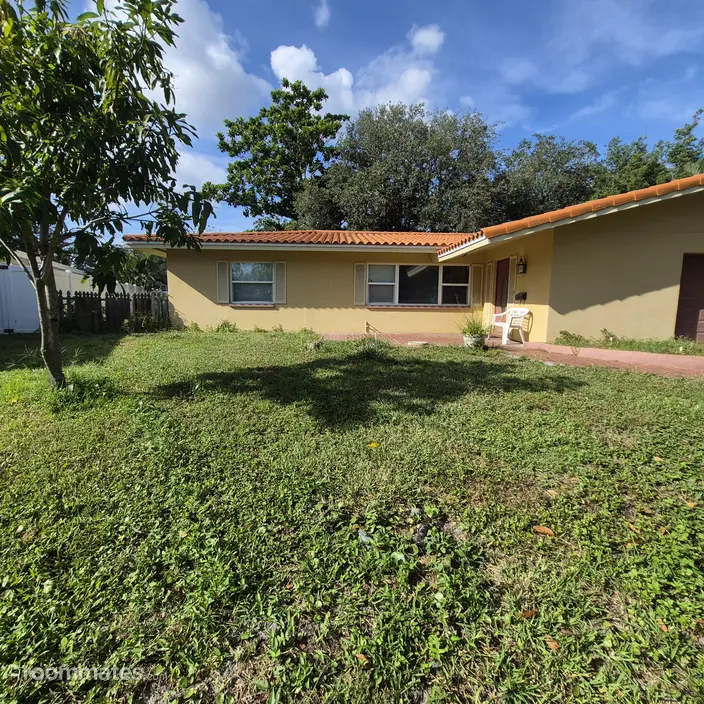 Room for rent in St. Petersburg, FL $995, house