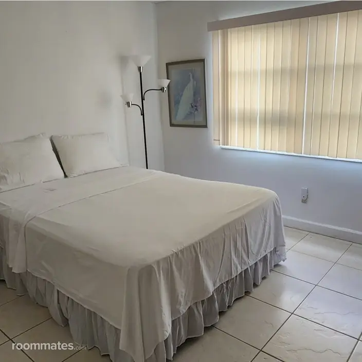 Room for rent in North Lauderdale, FL $800, condo