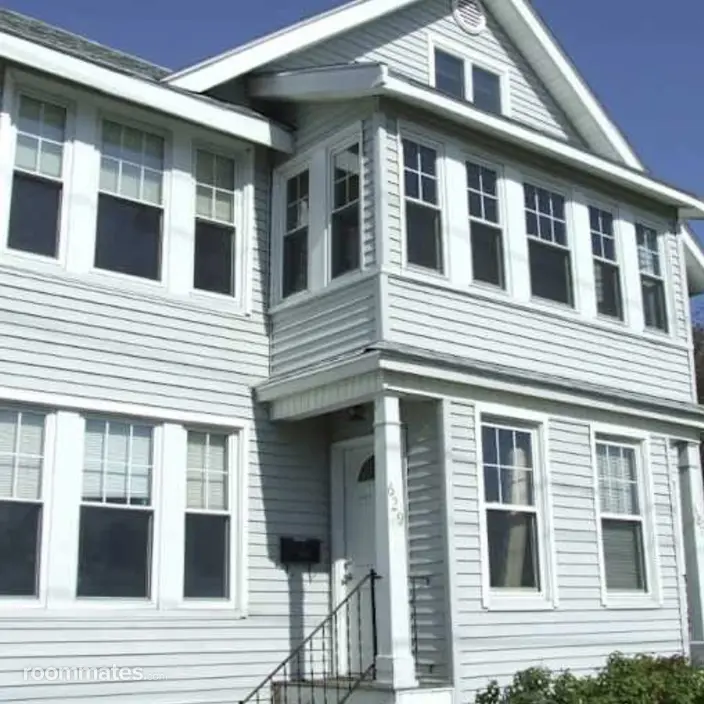 Room for rent in South Portland, ME $835, house