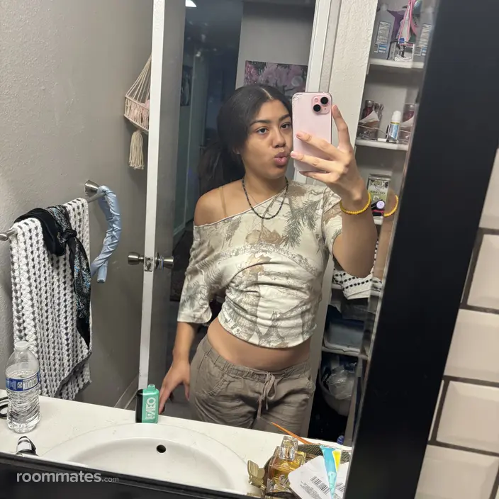 Roommate looking San Diego CA, $700