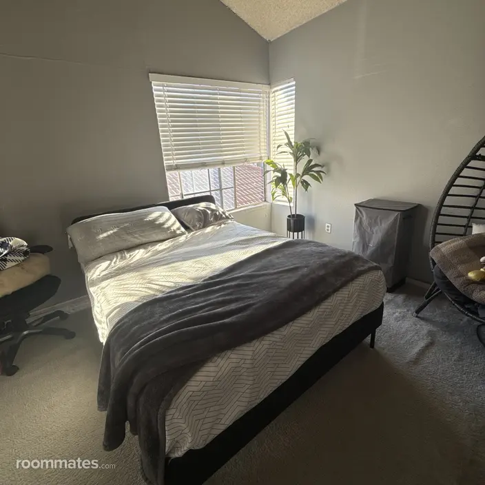 Room for rent in Compton, CA $1000, house