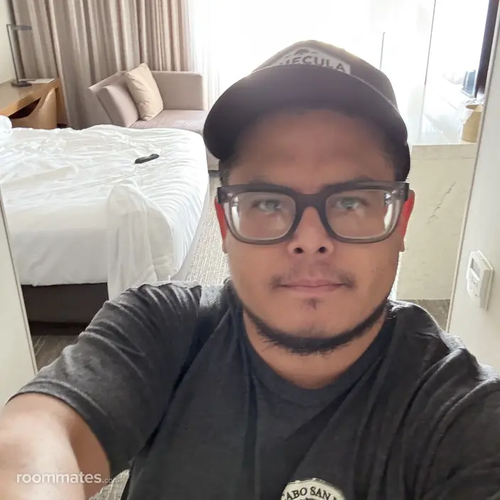 Roommate looking Valencia, CA, $900